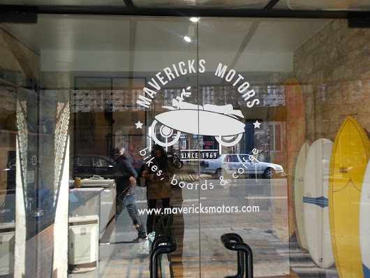 decoration-vitrine-roddesigner lettrage pour décoration vitrine